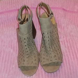 ⏳🌹3/$15 SALE🌹⏳Jellypop Koi heeled sandals